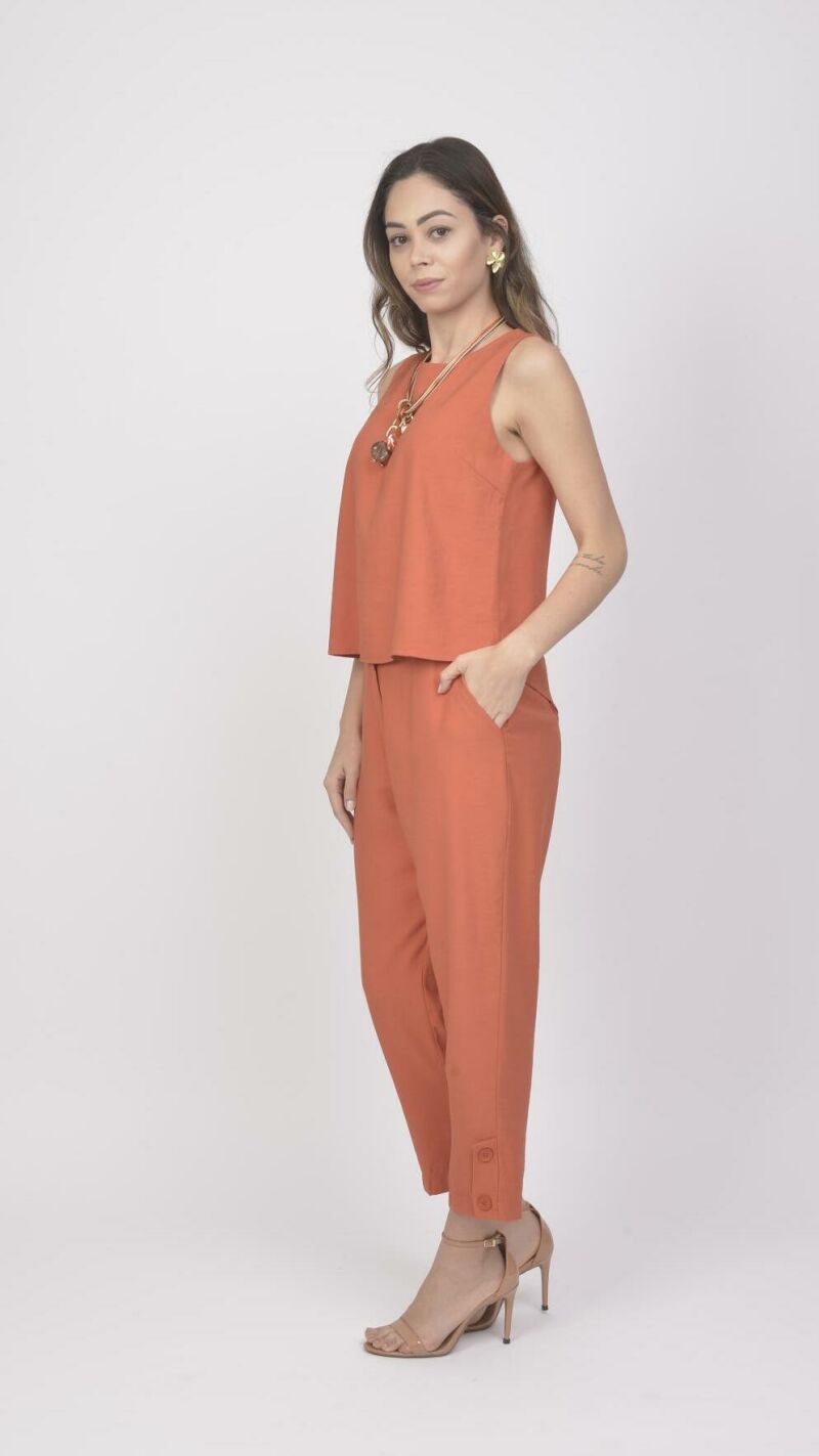 Imagem de Conjunto de Alfaiataria Elegante com Calça Cropped Slim e Regata Sofisticada - Terracota